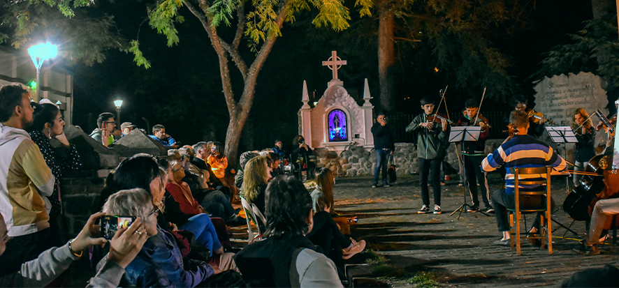 En este momento estás viendo La Capilla Vieja recibió al ensamble orquestal “Ayni Filarmónico”